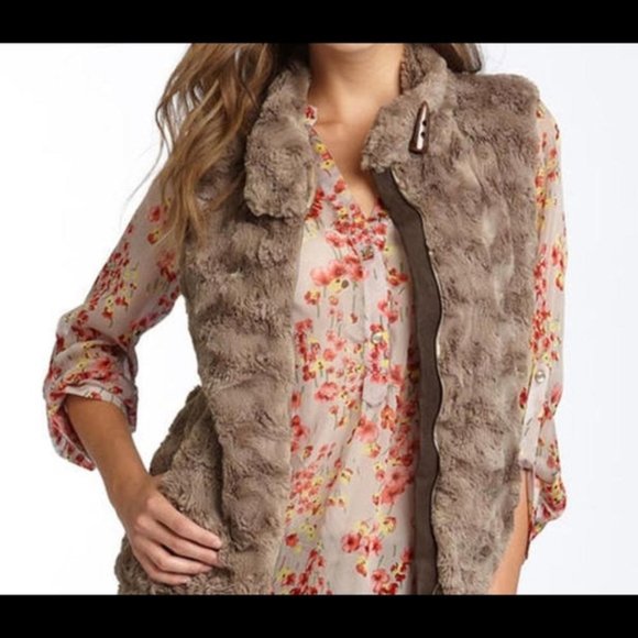 Sanctuary Jackets & Blazers - 🏆Sanctuary Faux Fur Plush Mock Collar Tan Vest